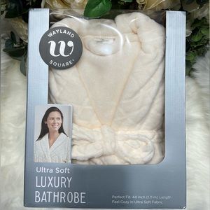 NWT LUXURY ULTRA SOFT PLUSH BATHROBE
